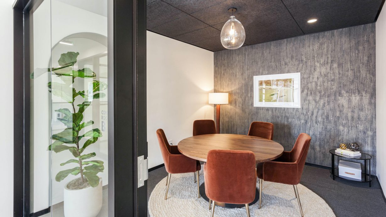 Informal huddle rooms are perfect for brainstorms and discussions with small groups.