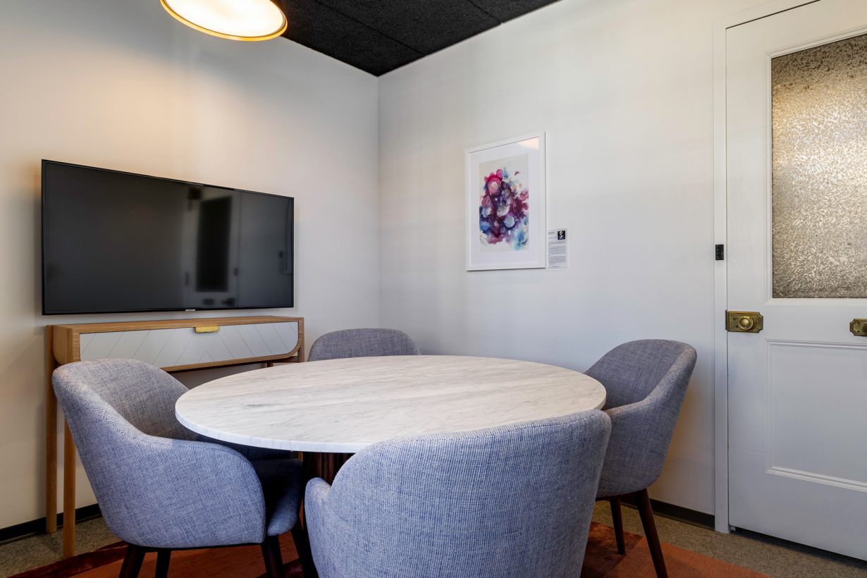 Members can hold small team huddles in the location’s various meeting rooms.